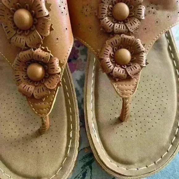 Women slip on sandals size 8 never worn - Picture 2 of 4